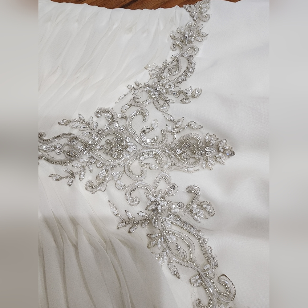 Wedding dress - Picture 3 of 8